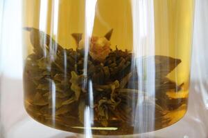 chinês flor chá dentro uma chá Panela foto