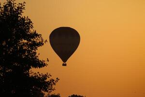 quente ar balão às pôr do sol foto