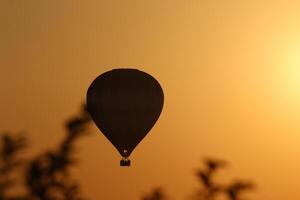 quente ar balão às pôr do sol foto