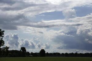 dramático nuvens dentro uma holandês panorama foto