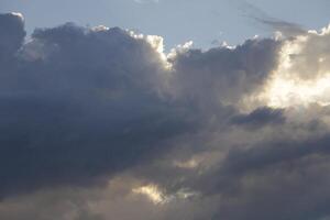 dramático cinzento cores, céu com nuvens foto