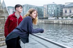 jovem mulher e homem suspensão Fora de a rio dentro Berlim Alemanha foto