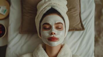 lindo mulher desfrutando facial spa tratamento foto