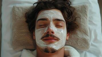 bonito jovem homem desfrutando facial spa tratamento foto