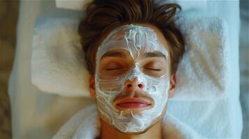 bonito jovem homem desfrutando facial spa tratamento foto