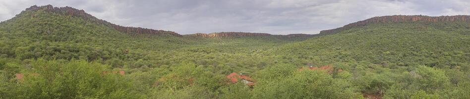 panorâmico cenário do a Waterberg platô dentro Namíbia durante a dia foto