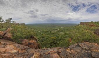 panorâmico Visão do a em torno da campo a partir de a Waterberg platô dentro Namíbia durante a dia foto