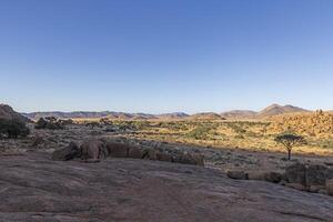 cenário do a único panorama do a tiras montanhas em a Beira do a namib deserto dentro Namíbia foto