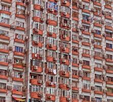 imagem do uma fachada do uma arranha-céus construção com uniforme formas e estruturas foto