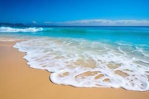 azul oceano ondas em limpar \ limpo arenoso de praia com luz do sol.. foto