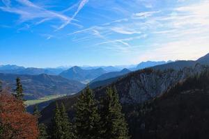 cume da montanha Kampenwand em um lindo dia de outono foto