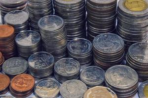 muitas moedas empilhadas para o conceito de economia de poupança e investimento. foto