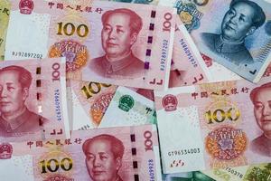 China yuan papel de parede papel de parede fundo tela inteira pacote de dólares notas de dinheiro pilha de dinheiro. foto