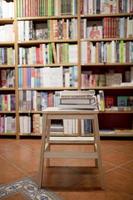 livros deitado escada livraria