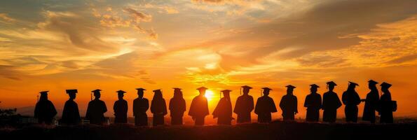 silhuetas do alunos vestindo graduação cápsulas contra a céu às pôr do sol foto