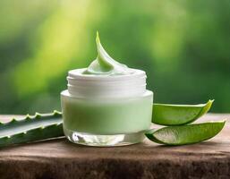 Cosmético creme em uma de madeira mesa com aloés vera e borrado verde fundo foto