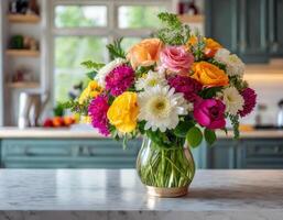 colorida flores dentro uma Claro vidro vaso dentro a cozinha foto