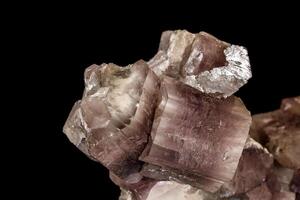 macro pedra aragonite mineral em uma Preto fundo foto