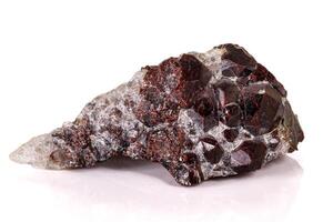 macro pedra granada mineral em branco fundo foto