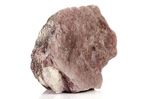 macro pedra lepidolita mineral em branco fundo foto