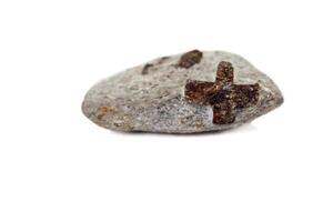 macro mineral pedra estaurolita em uma branco fundo foto