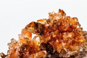 macro do mineral pedra acreditar em microclina em branco fundo foto