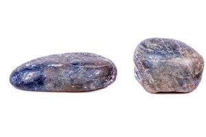 safira de pedra mineral macro no fundo branco foto