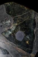 macro diopsídio mineral pedra em Preto fundo foto