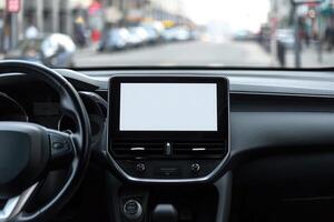 fechar-se do uma moderno veículos painel de controle apresentando uma em branco infoentretenimento tela, com uma borrado rua dentro a fundo foto