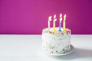bolo de aniversário caseiro com velas foto