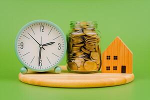 dinheiro, casa e Tempo plano seu finanças dentro seu lar, financeiro empréstimos, casa empréstimos e real Estado. foto