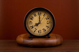 Tempo mão mostra em pé tempo. Alto qualidade estúdio foto do uma relógio. a conceito do Tempo e a regras do Tempo dentro trabalhos