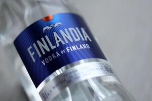 Kyiv, Ucrânia - fevereiro 27, 2024 garrafa do famoso Finlândia vodka álcool beber em mesa foto