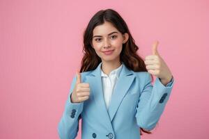 bem sucedido positivo morena senhora com confiante e ganhando expressão e uma sorrir comunicar sucesso com uma trunfos acima gesto. a bonita o negócio pessoa olhando para a Câmera foto