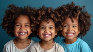 três crianças com encaracolado cabelo sorridente às a Câmera foto