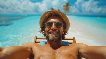 uma homem carrinhos em a de praia vestindo uma chapéu e oculos de sol foto