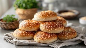 uma pilha do bagels arranjado ordenadamente em topo do uma de madeira mesa foto