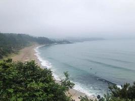 manhã de verão na praia da ilha de jeju, coreia do sul. vista do ar foto