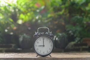 relógio é colocado na mesa mostrando o tempo da vida. foto