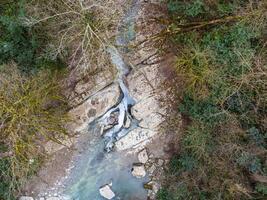 branco pedras desfiladeiro ofertas uma topo Visão do a montanha rio entre a falésias foto