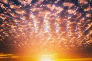 dramático nublado céu iluminado de a raios às pôr do sol ou nascer do sol. vintage filme estética. foto