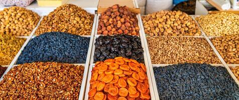 oriental seco frutas e nozes em a contador do a bazar. foto