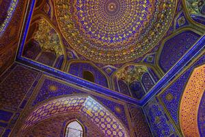enfeite do a cúpula e interior do a registan mesquita dentro samarcanda, uzbequistão. muçulmano oriental tradicional geométrico ornamento. foto