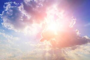 raios solares quebra através dramático cumulus nuvens. mudança do clima. esperança ou religião conceito. foto