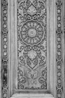 Preto e branco fragmento do a antigo esculpido de madeira porta. ornamentado. foto
