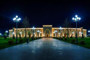 uzbequistão, Tashkent - abril 25, 2023 a território do a parque Novo uzbequistão com monumento do independência dentro a Formato do uma estela com uma humo pássaro às noite. foto