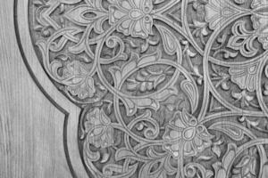 Preto e branco esculpido de madeira portas com padrões e mosaicos. 7 foto