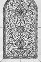Preto e branco geométrico tradicional islâmico enfeite em uma telha. fragmento do uma cerâmico mosaico.resumo fundo. foto