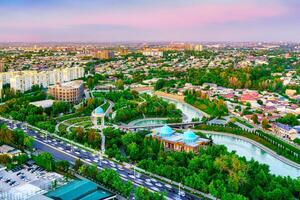 uzbequistão, Tashkent - abril 24, 2023 topo Visão a partir de a observação área coberta em a Tashkent televisão torre para a central parte do a cidade durante a crepúsculo. foto