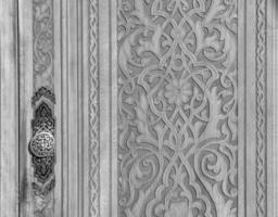 Preto e branco esculpido de madeira portas com padrões e mosaicos. foto